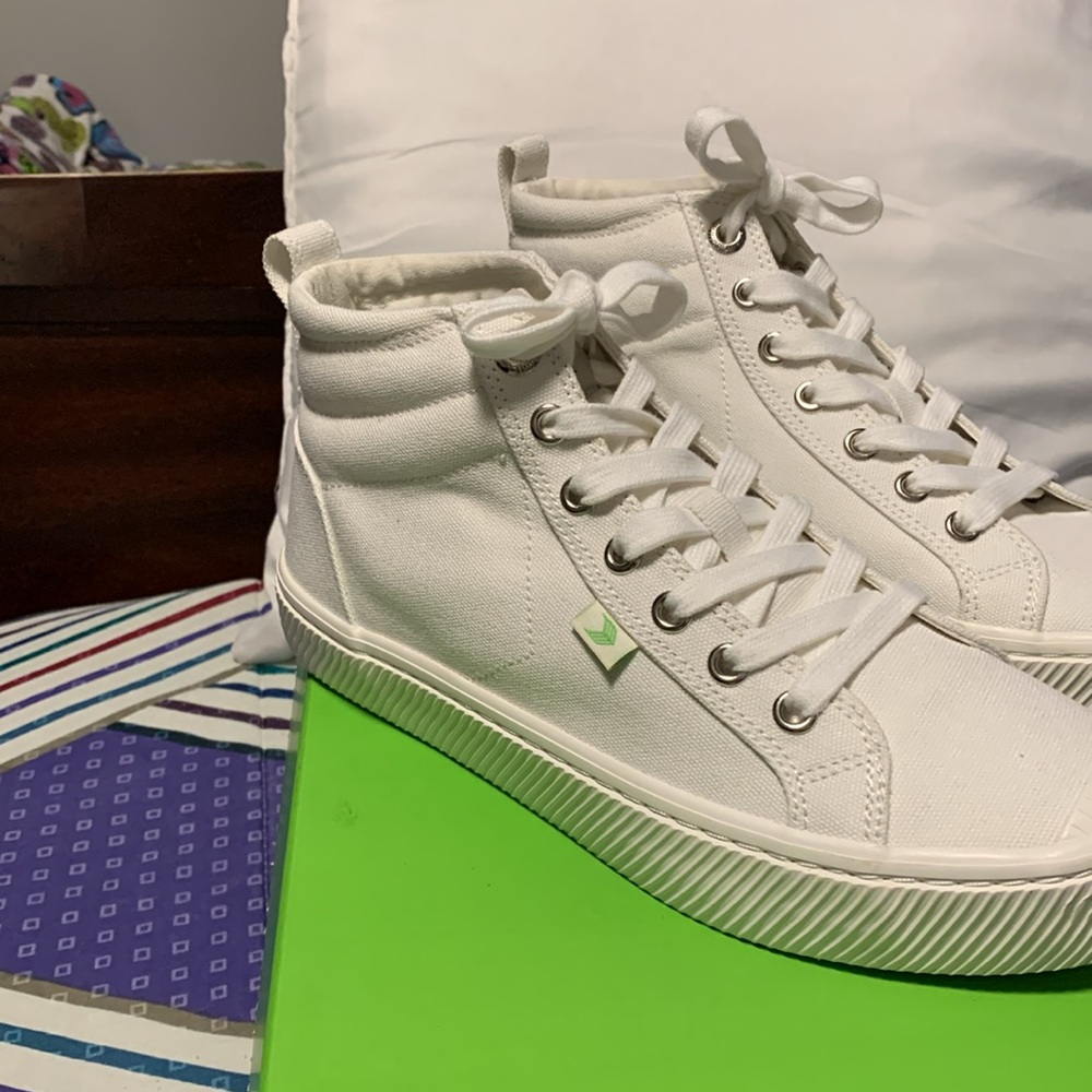 Cariuma white canvas sneaker, size 7 Worn once. - Picture 2 of 3
